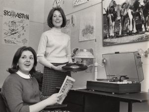 Female students, class of 1971, in a dorm room at Trinity College.