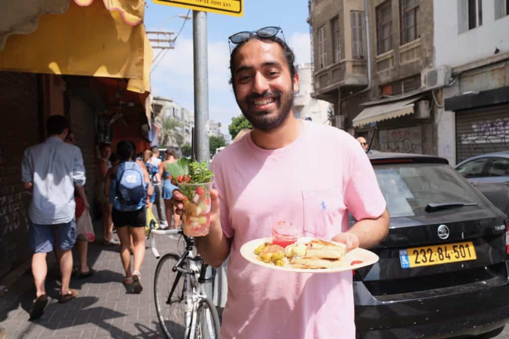 Rahuljeet (RJ) Chadha '20 enjoying street food